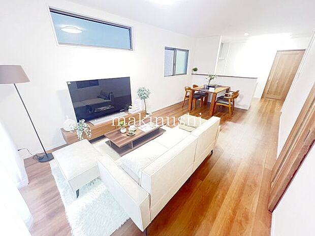 庭・忙しい朝も家族が揃って食事をして頂けるダイニングスペース。美味しいお料理と家族の会話が楽しめます。