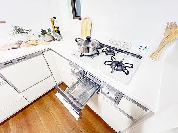 ・煮込みや炒め物等、異なる調理を同時進行できる三口コンロ。手早くお料理して時間を節約したい方に必須の設備です。