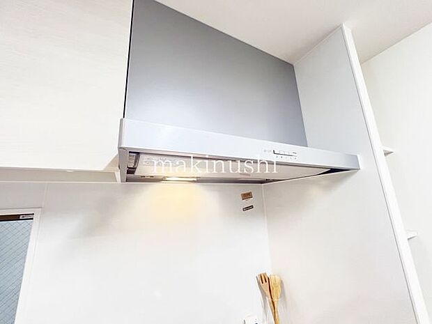 ・静かなシロッコファン搭載キッチンです。煙をしっかり集めて強力な換気。お掃除も楽で嬉しいですね。