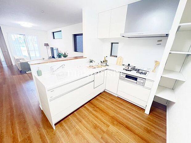 ・新しいお料理にチャレンジしたくなるピカピカのシステムキッチン、機能性と収納力のあるキッチンなら調理も快適にできます。