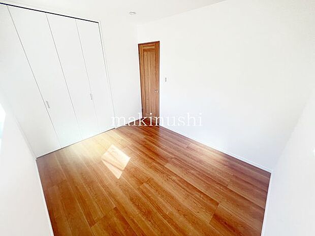 ・両面から光を取り込むことが出来る洋室です。ご夫婦の寝室にいいかがでしょうか?