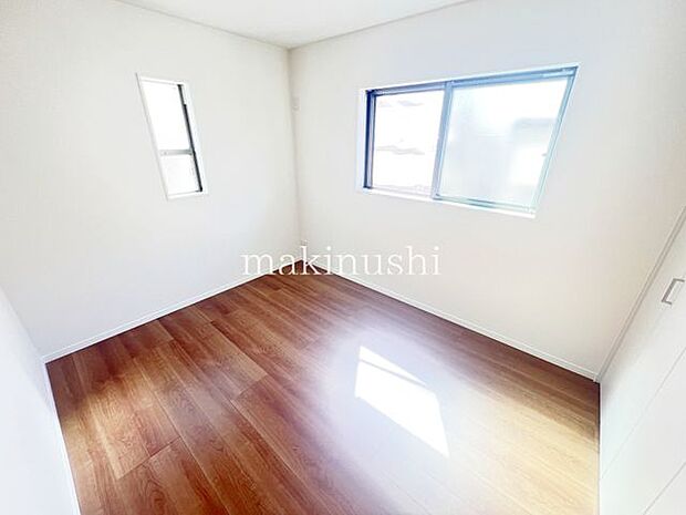 ・大きな窓から温かい光の差し込む居室、ぜひ現地にてご確認くださいませ。