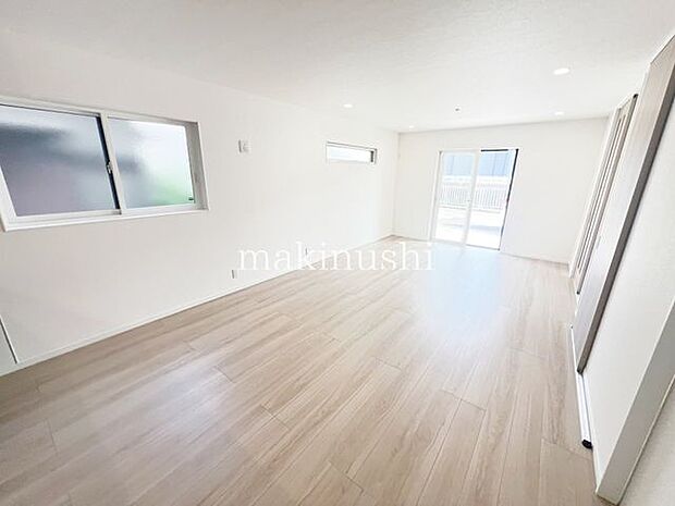 ・忙しい朝も家族が揃って食事をして頂けるダイニングスペース。美味しいお料理と家族の会話が楽しめます。