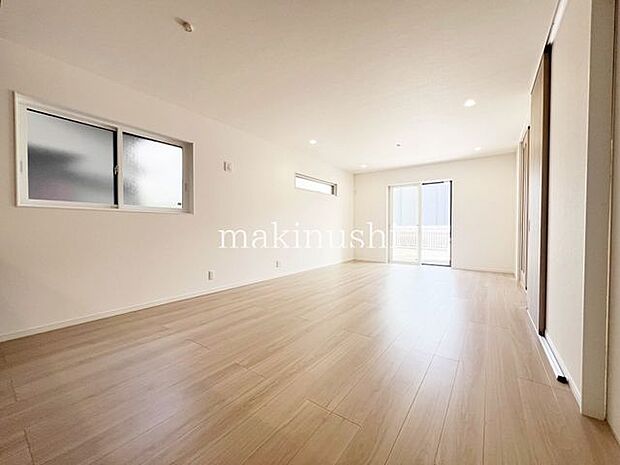 ・約20帖とゆとりのあるリビングは家具の配置も自由自在、お好みのくつろぎ空間が作れます。