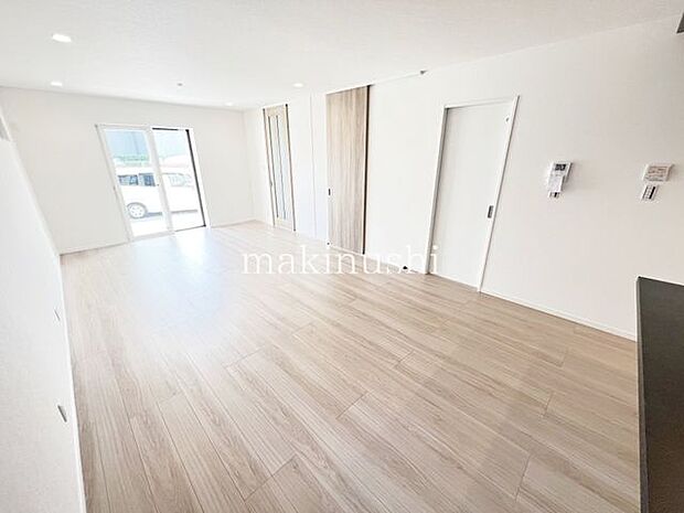 ・陽光でリビングは陽だまりの暖かさ、爽やかな風も満喫できる心地よい空間です。