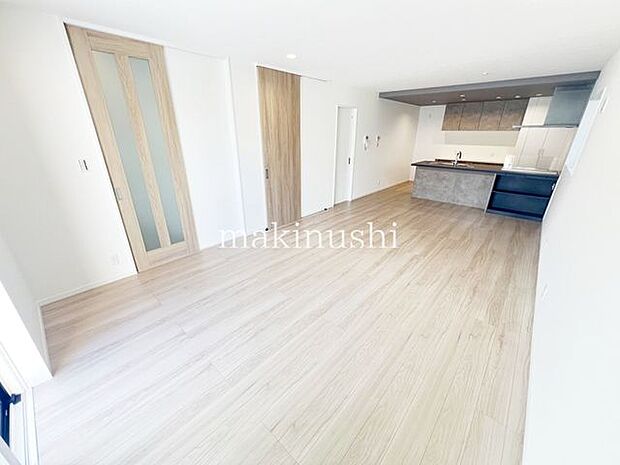 リビング窓が大きく明るいリビングです。ソファーやテレビ台が設置しやすいリビングです。対面システムキッチンなのでお料理する方とお話がしやすいです。