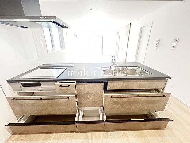 ・収納が豊富なシステムキッチンは調理道具をサッと取り出せて便利です。引き出し式であれば奥までしっかり使えます。