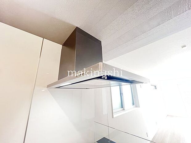 ・臭いや煙をしっかり集めるレンジフード付きです。