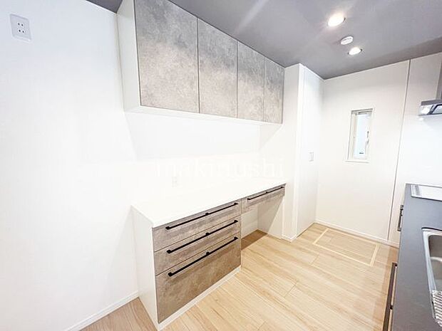 キッチン収納カップボードは食器を沢山収納出来、キッチンスペースにゆとりをもたらします。