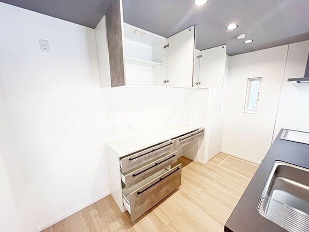 ・収納が豊富なシステムキッチンは調理道具をサッと取り出せて便利です。引き出し式であれば奥までしっかり使えます。