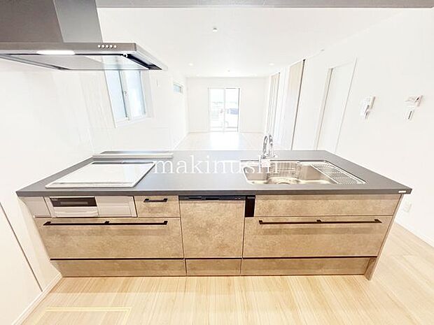 ・煮込みや炒め物等、異なる調理を同時進行できる三口コンロ。手早くお料理して時間を節約したい方に必須の設備です。