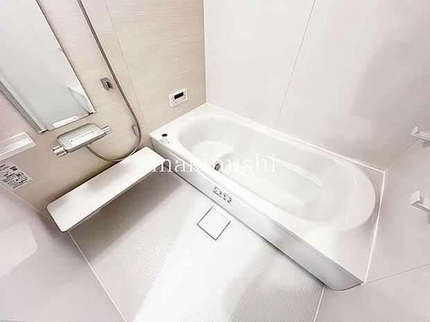 ・光が差し込む明るいバスルーム、換気ができ、カビ対策にもなりますね。