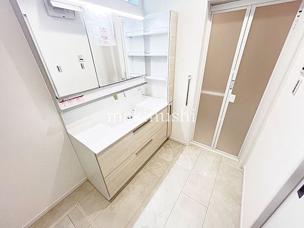 ・清潔感溢れるスタイリッシュなデザインの洗面化粧台。手元に洗顔料やメイク道具を置くスペースがあり便利です。