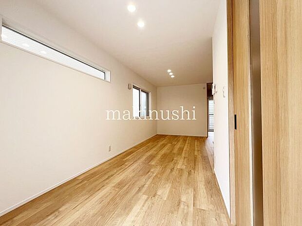 窓が大きく明るいリビングです。ソファーやテレビ台が設置しやすいリビングです。