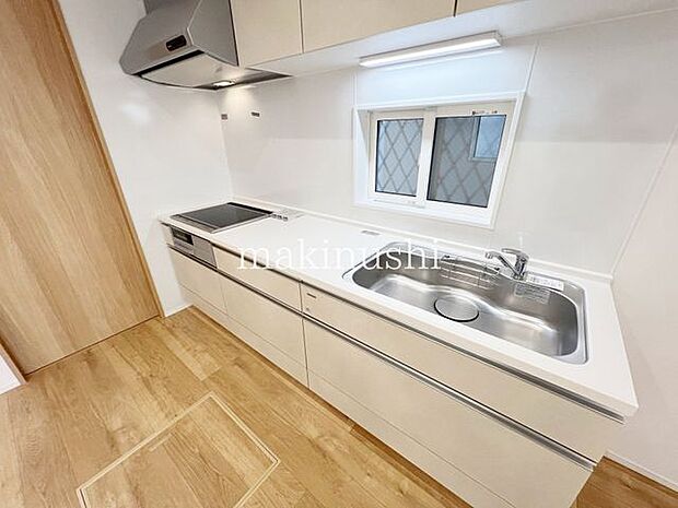 ・収納が豊富なシステムキッチンは調理道具をサッと取り出せて便利です。引き出し式であれば奥までしっかり使えます。