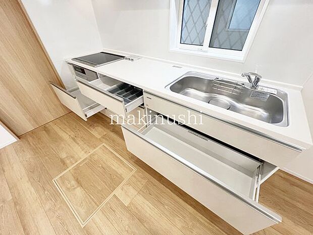 ・収納が豊富なシステムキッチンは調理道具をサッと取り出せて便利です。引き出し式であれば奥までしっかり使えます。