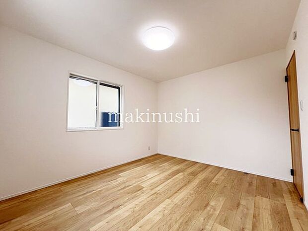 明るい洋室です。寝室にもお子様のお部屋にもご利用頂けます。