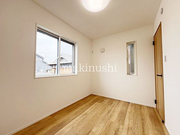 ・家族一人ひとりの大切なプライベート空間。趣味に合わせて使って頂けるようシンプルに仕上げてあります。