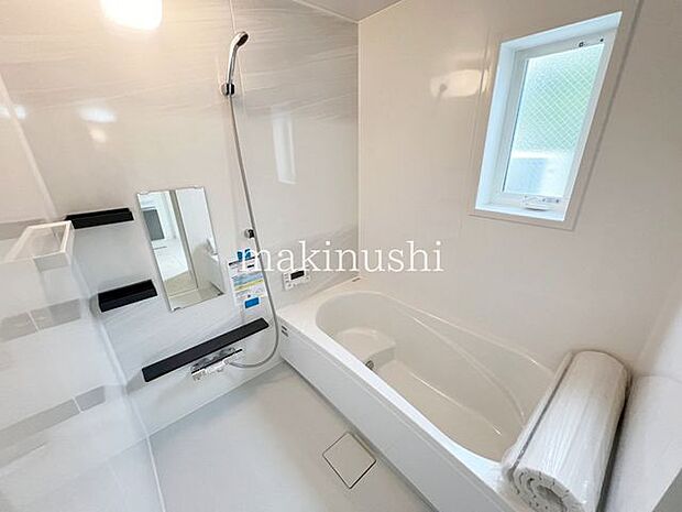 窓付きの浴室は風通しも良く湿気もこもりにくいのが有難いですね、カビ防止にも繋がるのは家事軽減の大きなメリットです。