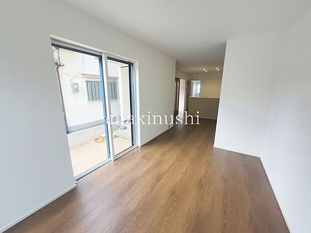 リビング窓が大きく明るいリビングです。ソファーやテレビ台が設置しやすいリビングです。対面システムキッチンなのでお料理する方とお話がしやすいです。