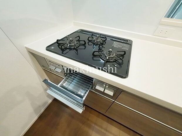 キッチン・収納が豊富なシステムキッチンは調理道具をサッと取り出せて便利です。