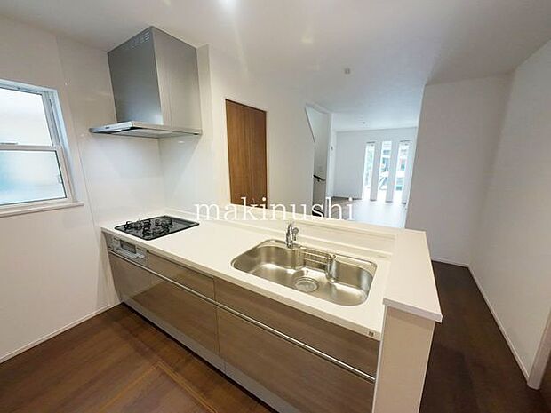 ・対面式キッチンなのでリビングにいるご家族とコミュニケーションを取りながら洗い物や、お料理が楽しめそうですね。