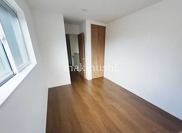 ファーストタウン松原市丹南4丁目新築明るい洋室です。寝室にもお子様のお部屋にもご利用頂けます。