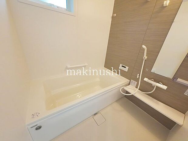 バス窓付きの浴室は風通しも良く湿気もこもりにくいのが有難いですね、カビ防止にも繋がるのは家事軽減の大きなメリットです。