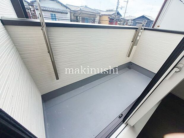 バルコニー・風通しの良い明るいバルコニーです。
