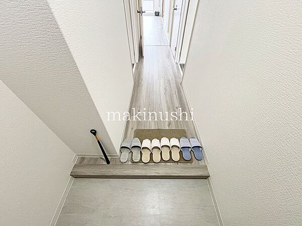 玄関段差の少ない玄関は出入りがしやすく、ご年配の方や小さなお子様がいるご家庭にも安心です。毎日の外出や帰宅時も快適。