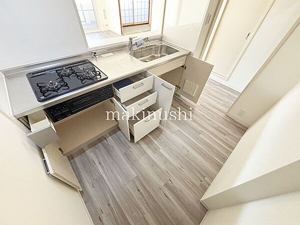 キッチン収納力豊富なシステムキッチンは、調理道具や食器類をすっきり収納できます。引き出し式収納なら奥まで有効活用でき、必要なものをサッと取り出せる便利なキッチンです。
