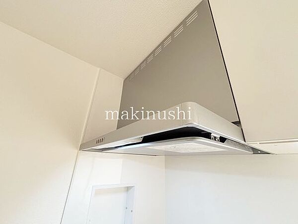 キッチン静かなシロッコファン搭載のキッチンで、調理中の煙やニオイをしっかり換気。お手入れもしやすく、キレイなキッチンを保ちながら快適にお料理を楽しめます。