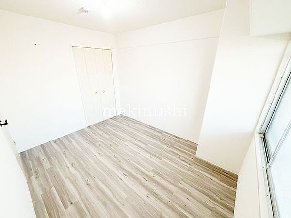 寝室　約5.8帖クローゼット付きのお部屋です。衣類や小物をすっきり収納でき、お部屋を広く快適にお使いいただけます。収納スペースがあることで、整理整頓もしやすく便利です。