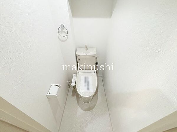 トイレ快適な温水洗浄便座付きのトイレです。毎日使う場所だからこそ、清潔で快適に利用できるのは嬉しいポイント。お手入れもしやすく、心地よい空間です。