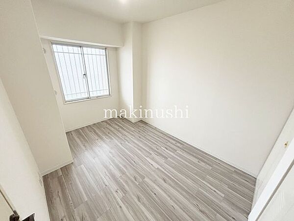 洋室　約5.3帖フローリングのお部屋なので、ちょっとした汚れもサッと拭き取れてお掃除が簡単です。日々のお手入れがしやすく、清潔で快適な住空間を保てます。