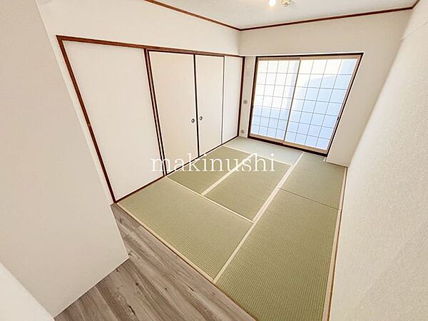 和室　約6.0帖リビング横の和室は、来客用のお部屋としてはもちろん、お子様のお昼寝スペースやコタツを置くくつろぎの空間としても活躍。多目的に使える便利なお部屋です。
