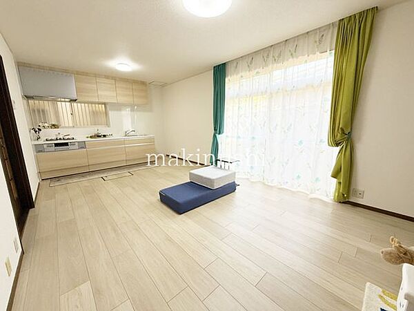 LDK　約14.0帖大きな窓から明るい陽射しが差し込むLDK約14.0帖。開放感あふれるリビングで、ご家族がゆったりとくつろげます。自然光に包まれた心地よい団らんの空間です。