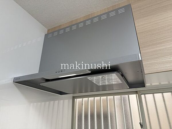 キッチン静音性に優れたシロッコファン搭載のキッチン。調理中の煙や臭いをしっかり集め、効率よく換気します。お手入れもしやすく、清潔なキッチンを保てる嬉しい設備です。