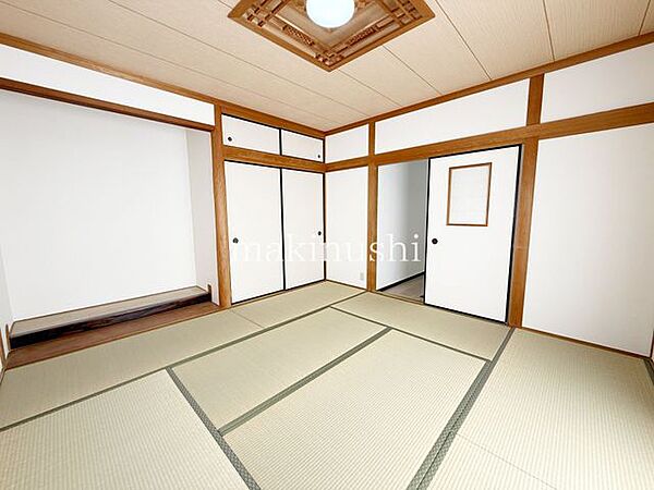 1F和室　約8.0帖和室約8.0帖には床の間を備え、落ち着きと趣のある空間です。広々とした和室は客間やくつろぎの場としても活用でき、ご家族の団らんや来客時にも便利なお部屋です。
