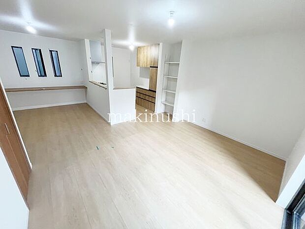 ・陽光でリビングは陽だまりの暖かさ、爽やかな風も満喫できる心地よい空間です。