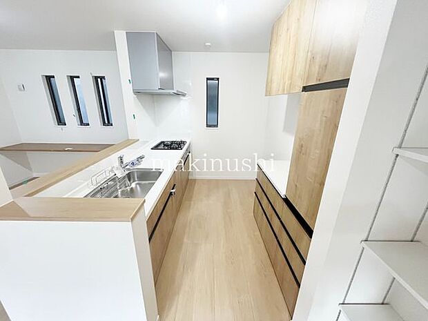 ・収納が豊富なシステムキッチンは調理道具をサッと取り出せて便利です。引き出し式であれば奥までしっかり使えます。