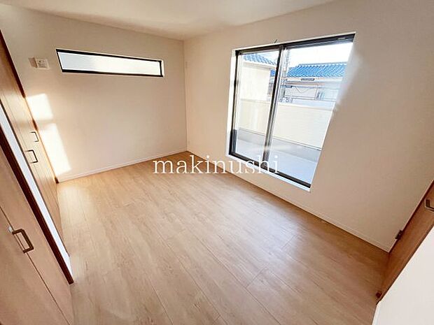 ・大きな窓から温かい光の差し込む居室、ぜひ現地にてご確認くださいませ。大容量のクローゼットが2つ付きのお部屋です。