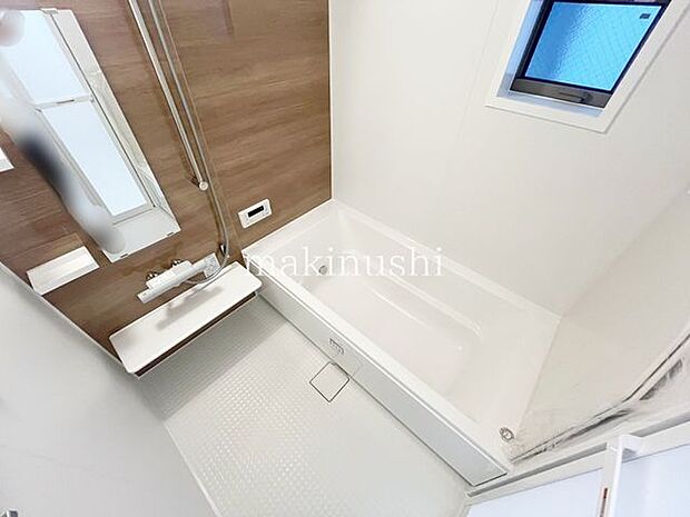 バス窓付きの浴室は風通しも良く湿気もこもりにくいのが有難いですね、カビ防止にも繋がるのは家事軽減の大きなメリットです。