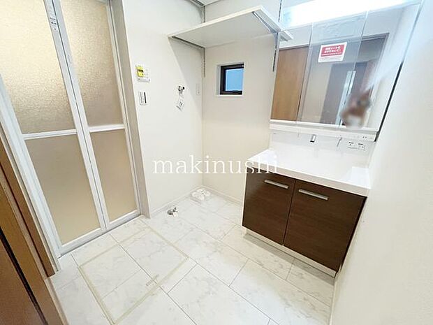 ・3面鏡の洗面化粧台、収納豊富なので歯磨きセットや洗顔料などもスッキリ収納できます。