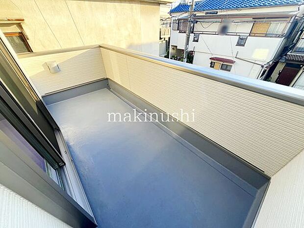 バルコニー・風通しの良い明るいバルコニーです。