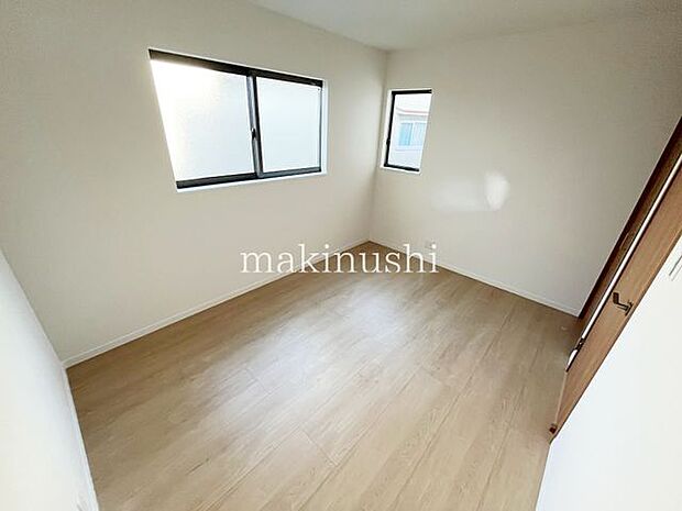 ・白いクロスがシンプルな洋室はアレンジしやすいので住まう人のセンスの見せ所です。お気に入りのインテリアで個性を演出できます。