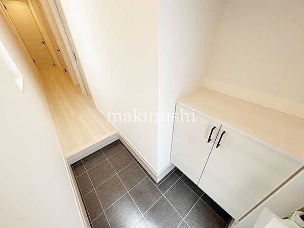 玄関採光がふんだんに取れている玄関は自然光で明るいです。