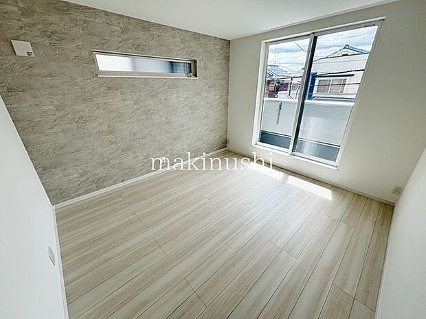 リビング窓が大きく明るいリビングです。ソファーやテレビ台が設置しやすいリビングです。