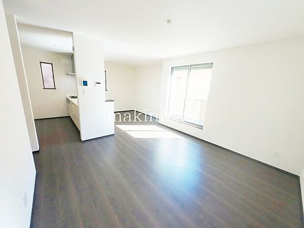 リビング日当たりの良いLDKは思わず微笑みたくなる居心地の良さです。