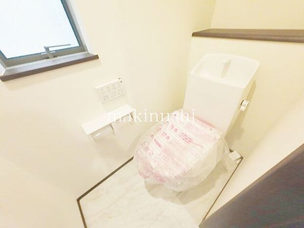1F　トイレトイレは1階と2階にあります。窓が有るので明るさを得て換気も出来ますね。